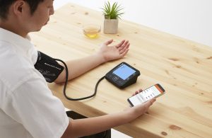 スマホ連動の血圧計おすすめ11選。iPhone対応モデルもご紹介
