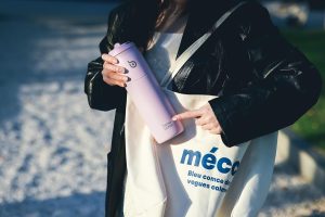 ホットヨガにおすすめの水筒10選。ワンタッチで開閉できる便利なモノも