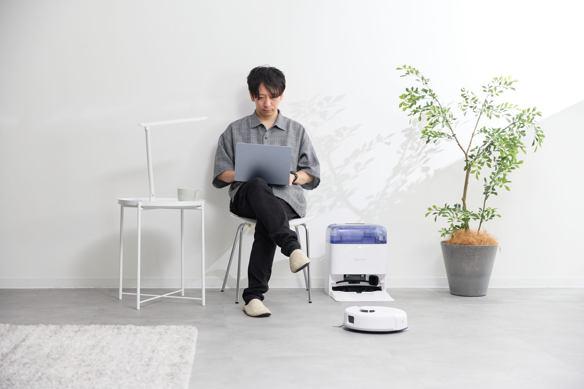 エコバックス史上最小の全自動ロボット掃除機「DEEBOT mini」を