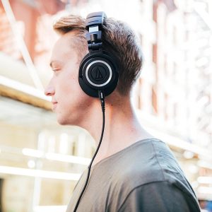 ASMR向けイヤホン・ヘッドホンのおすすめ19選。寝ながら使えるモノもご紹介