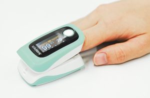 パルスオキシメーターのおすすめ10選。日本製やオムロンの人気モデルもご紹介