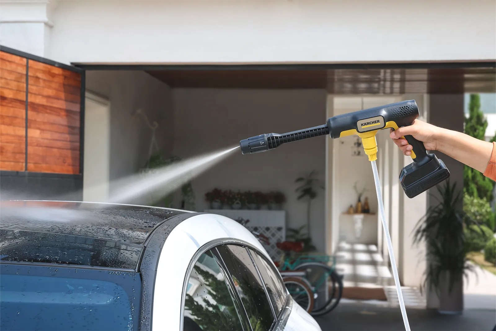 安い高圧洗浄機のおすすめ7選。コードレスタイプもご紹介