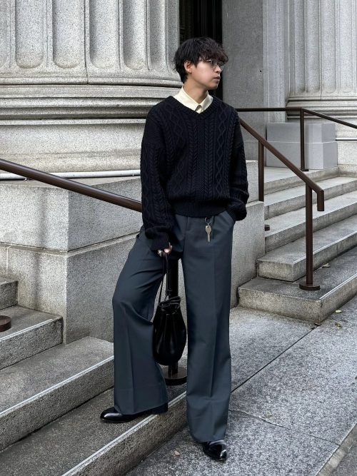 ケーブル編みVネックニット×襟付きシャツのきれいめコーデ