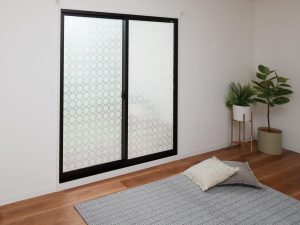 窓用断熱シートのおすすめ18選。夏と冬兼用で使えるタイプもご紹介