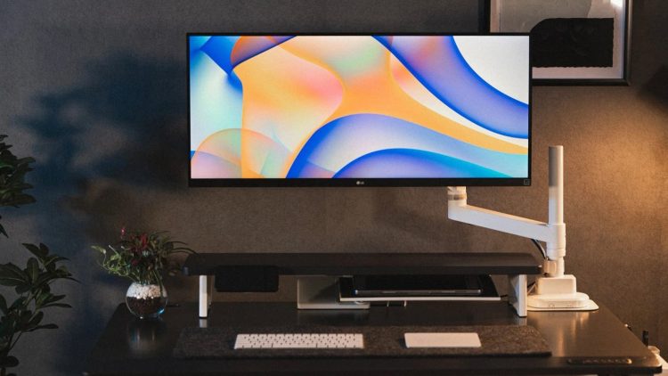 普段の机がプロの仕事場に変わる！創造性を解き放つ「ラシカルアーム＆シェルフ」