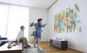 昼でも使えるプロジェクターおすすめ10選。手軽に大画面の映像を楽しもう