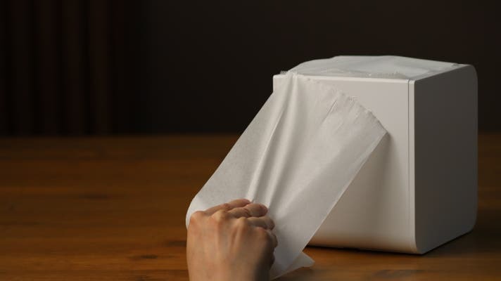まるでティッシュ！コスパとエコを両立する新発想のロールペーパーホルダー「ROSSUE」