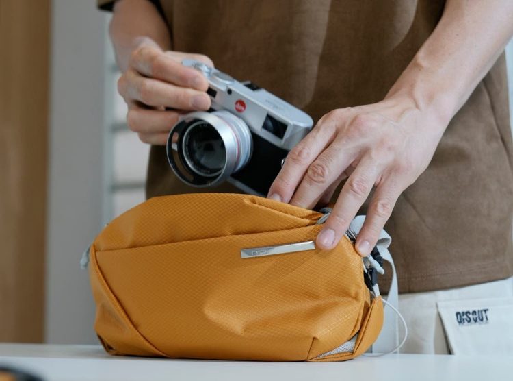 ボトルも傘も魔法のように隠せる！ミニマル多機能バッグ「NIID NEO NOMAD Sling」