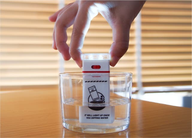 電源不要！水に浸すだけで点灯する画期的なLEDライト「ディップライト」