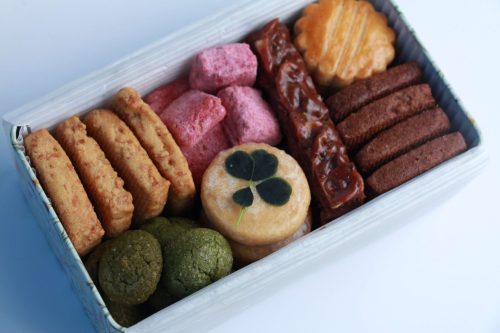 グランシェノン(Grand Chainon) 四つ葉のクローバーを添えた幸福のクッキー缶