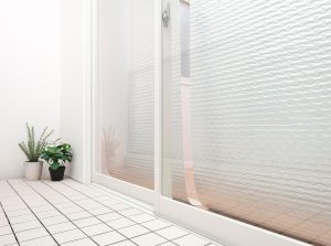 窓用遮光シートのおすすめ12選。簡単に貼れる製品も併せてご紹介