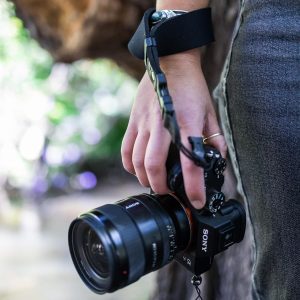 カメラのハンドストラップおすすめ24選。おしゃれなデザインの製品もご紹介