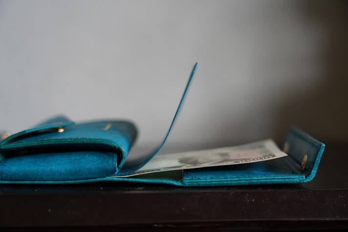 屋根のようなフタに秘密あり！使いやすさを追求した二つ折り財布「roof」