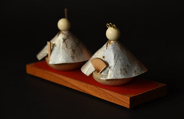 無垢材を贅沢に使用！日本の木が紡ぐコンパクト設計でモダンな「木製ひな人形」