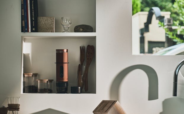 円を描くように注ぐハンドドリップを再現！全自動コーヒーメーカー「Revonia」