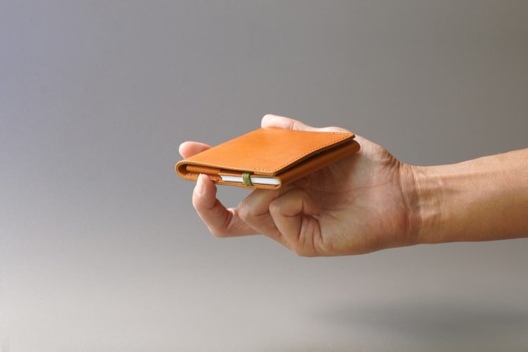 カードが一目瞭然！独自構造バンドで利便性を極めた「colmバンドウォレット」