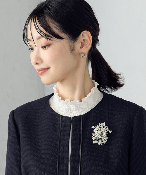 コムサイズム(COMME CA ISM) プラスチックパール フラワーブローチ