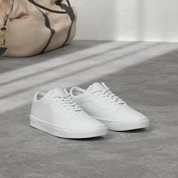 白スニーカーのイメージ