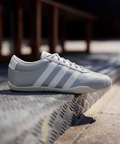 カジノ バカラ 歴史カットスニーカーのイメージ