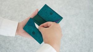 サッとスマートに取り出せる！所作が美しく変わる本革名刺入れ「MAGNES名刺入れ」