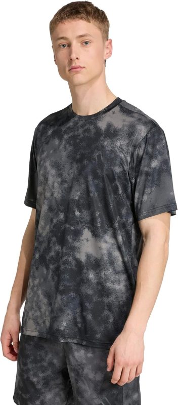 アディダス(adidas) トレイン エッセンシャルズ シーズナル 総柄プリントTシャツ