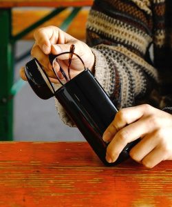 サングラスケースのおすすめ18選。コンパクトで軽量なアイテムもご紹介