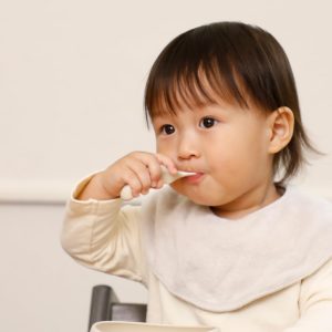 離乳食スプーンのおすすめ21選。自分でスプーンを持つ練習ができるモノも