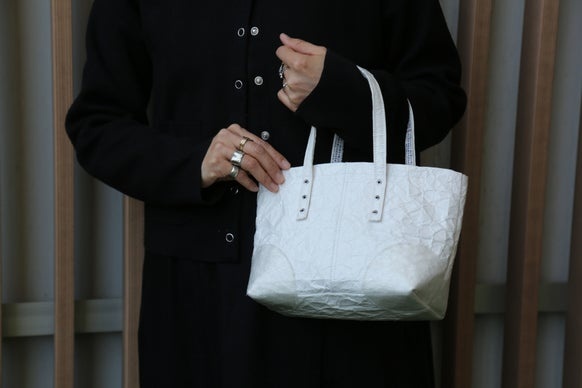 牛乳パックが白い革に！熟練の技が光る一生もののバッグ「MILK BAG」