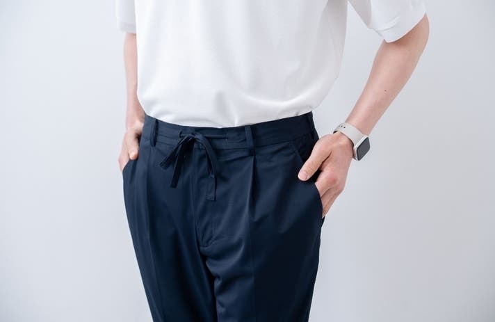 「着ているほうが涼しい」の新常識！大人の品格を守る夏の新定番「解放スラックス」