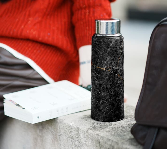 錆びず匂わず何でも入る！黒と金継ぎの純チタンボトル「BLACKINTI」
