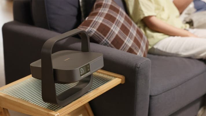 狭い部屋でも100インチ！天井にも映せる薄型「Elfin Flip」