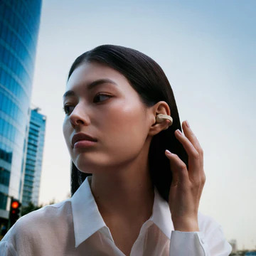 片耳6.8gの軽量ボディ。快適な装着感と高いフィット力を実現