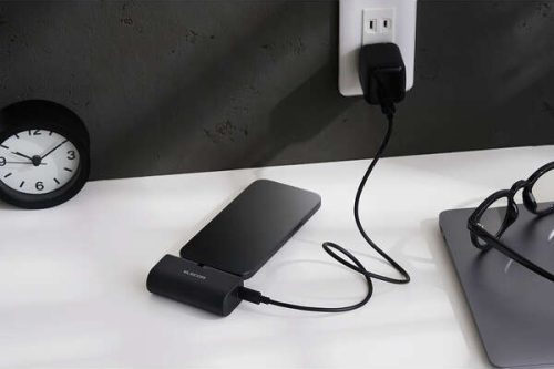 バッテリーとスマホを同時充電できるパススルー機能