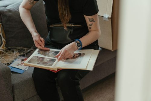 写真や雑誌・新聞の切り抜きには弱粘着フィルムがおすすめ