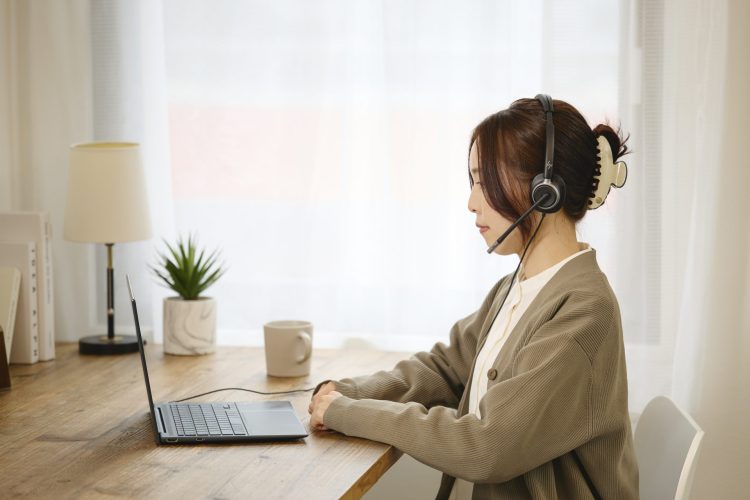 大型の32mmスピーカードライバーを搭載。相手の声も明瞭に聞こえる