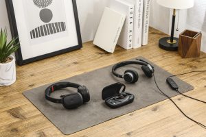 高いノイズキャンセリング性能によって会議使用に適した「HP Poly」のビジネス用ヘッドセット。仕事の生産性をあげる強みを解説