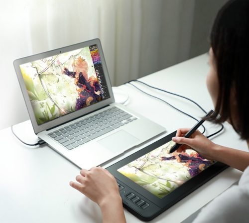 USBやHDMIケーブルで接続するモデルが一般的